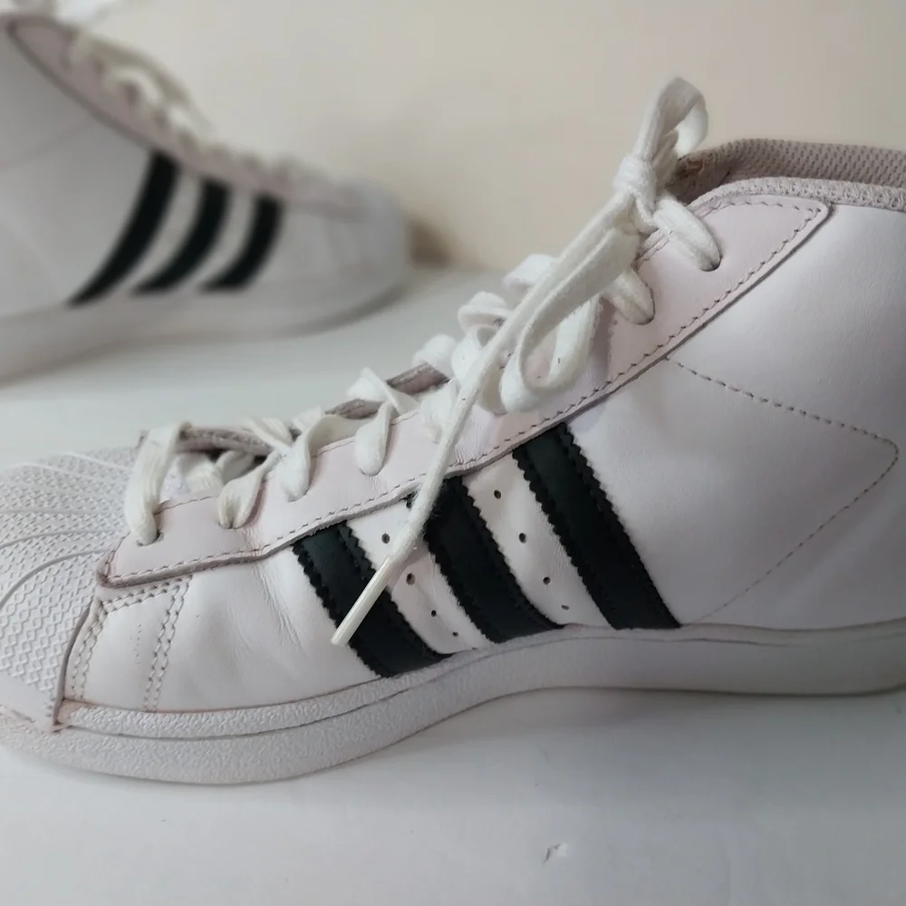 ADIDAS Pro Model Men's Size 5.5 White and Black High-Top Sneakers